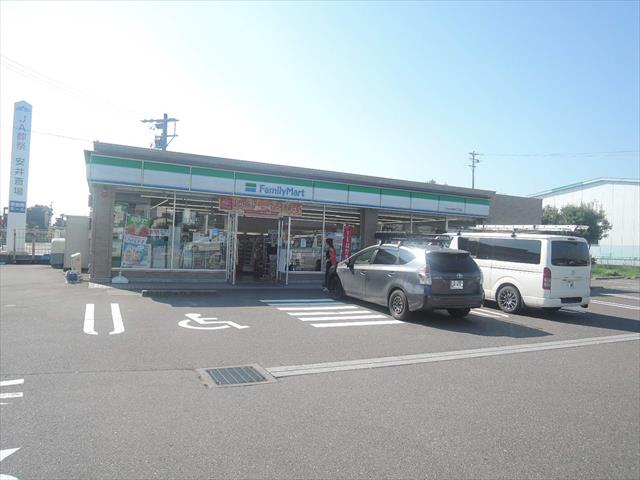 コンビニ　ファミリーマート（コンビニ）まで633m