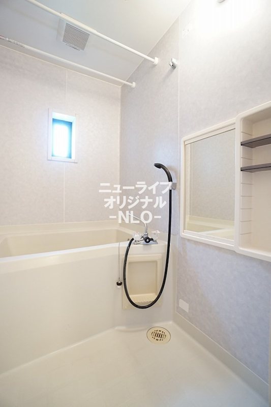 バス・シャワールーム　バスタブに浸かって一日の疲れをゆっくり癒せます☆