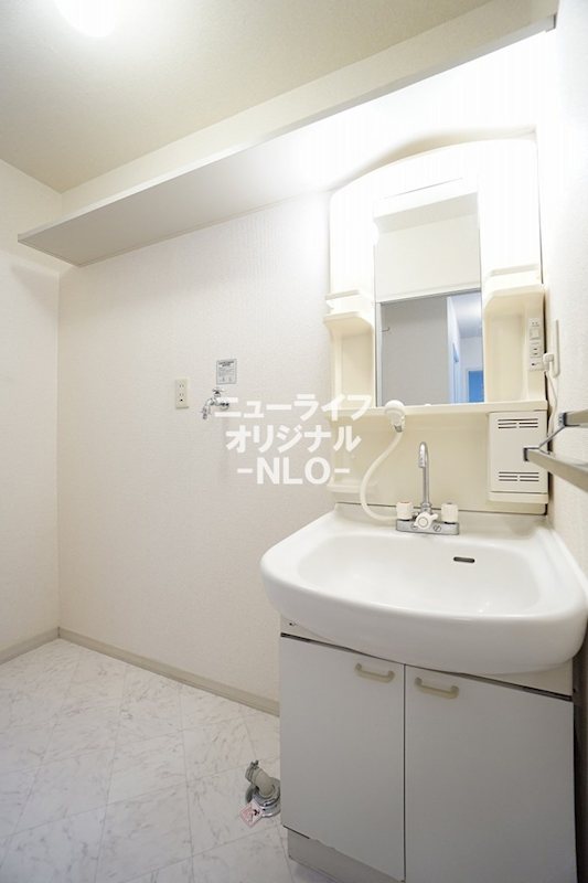 洗面設備　忙しい朝の身支度に役立つシャワーノズル付き洗面台☆