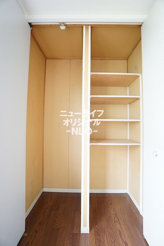 収納　仕切り棚があるのでお荷物がスッキリ整います☆