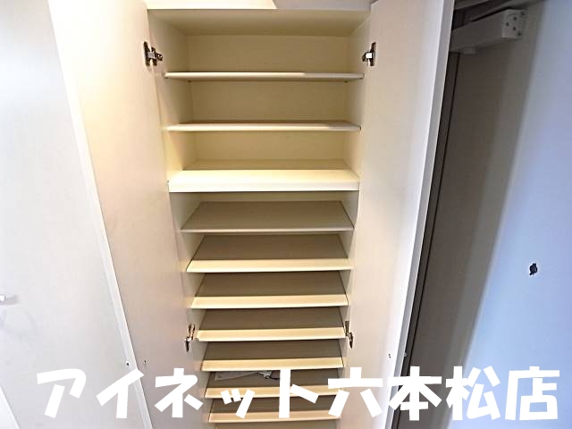 玄関　シューズボックス完備。