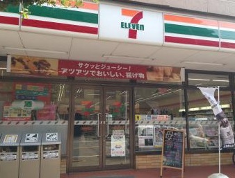 コンビニ　セブンイレブン新宿岩戸町店（コンビニ）まで552m