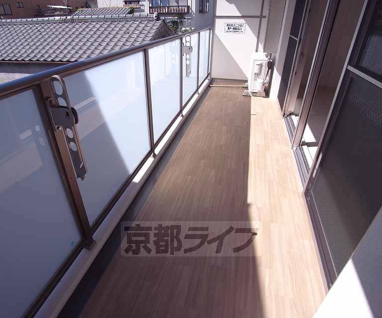 バルコニー　幅の広さとウッディー感のあるバルコニー