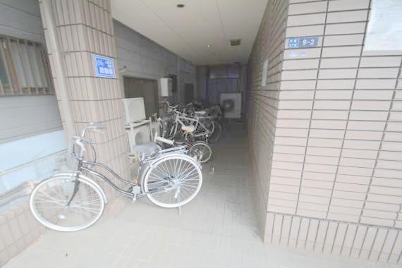 駐車場　敷地内にある駐輪場。雨の日にはうれしい屋根つきです。