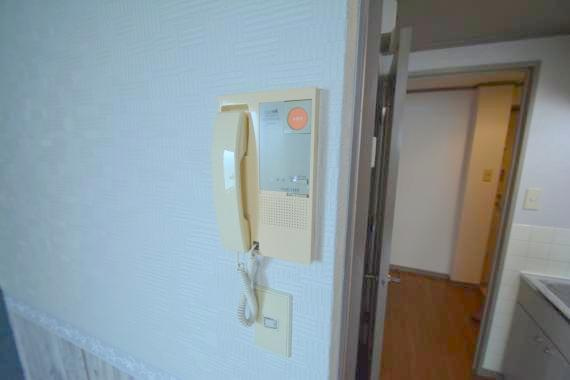 セキュリティ　インターホンで突然の来訪者を事前にチェック