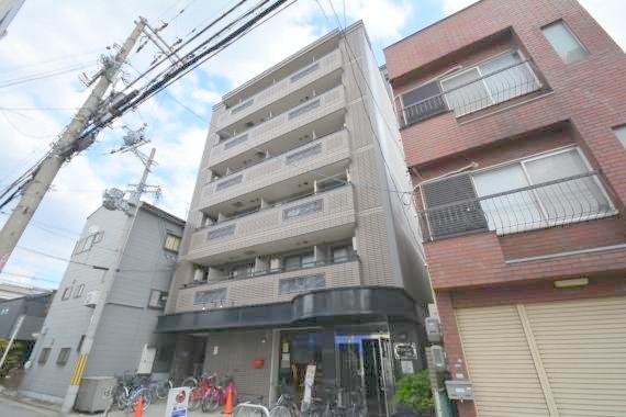建物外観　存在感のある外観は落ちついた色合いで、堂々としていますね。
