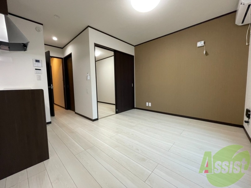 居室・リビング　８帖のＬＤＫです。広々として、きれいですね。