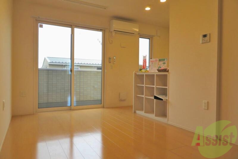居室・リビング　大きい窓の付いた南向き１ＬＤＫのお部屋のご紹介です。
