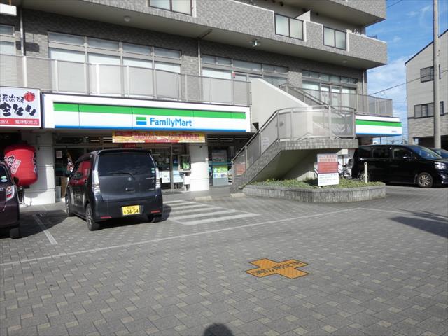 コンビニ　ファミリーマート　鷲津駅前店（コンビニ）まで240m