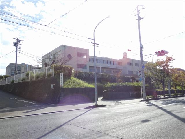 中学校　湖西市立鷲津中学校（中学校）まで653m