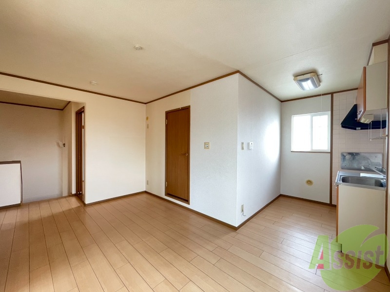 居室・リビング　１０畳のＬＤＫです。広々としていて明るいお部屋です。