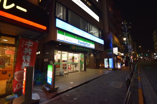 コンビニ　ファミリーマート 赤坂六丁目店（コンビニ）まで283m