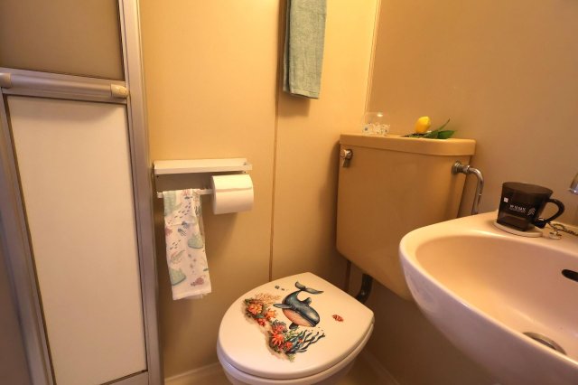 トイレ　トイレットペーパーホルダーはミニタオルも掛けられます