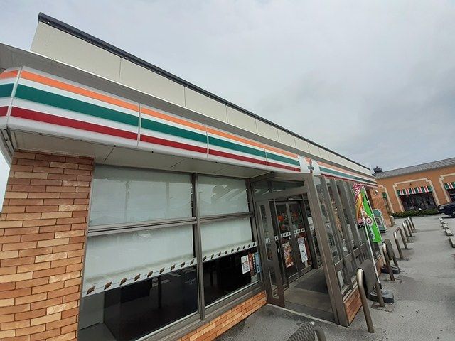コンビニ　セブンイレブン兼城サンプラザ店（コンビニ）まで366m