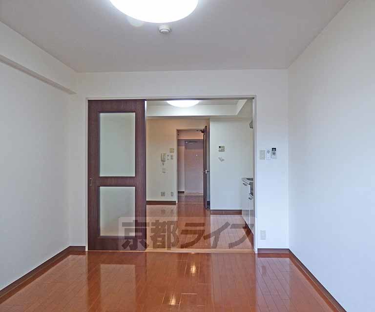 ＪＲ山陰本線 二条駅 徒歩10分 11階建 築22年の居間写真