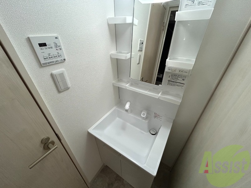 洗面設備　洗面台にはシャワーノズルがあり使いやすそうですね。