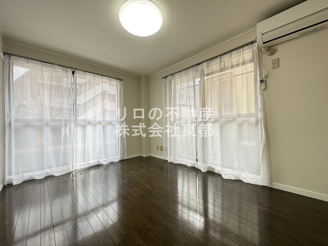 居室・リビング　２面採光なので、明るく風通しのよい過ごしやすいお部屋です♪