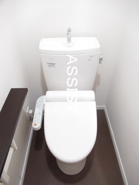 トイレ　写真：設備同仕様の別物件です