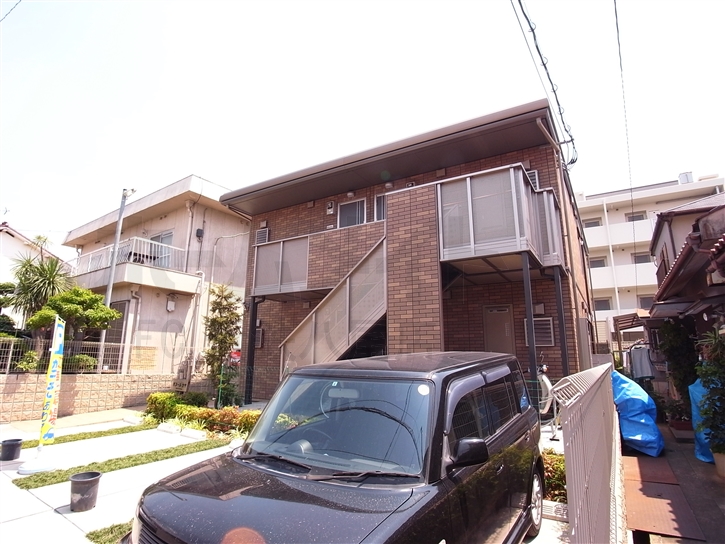 八尾市萱振町のアパートの建物外観