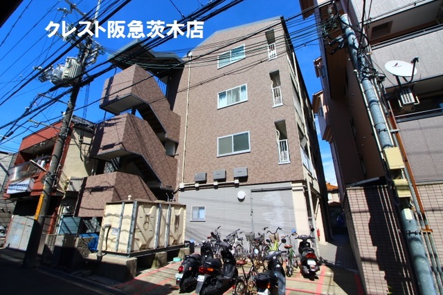 【茨木市宮元町のマンションの建物外観】