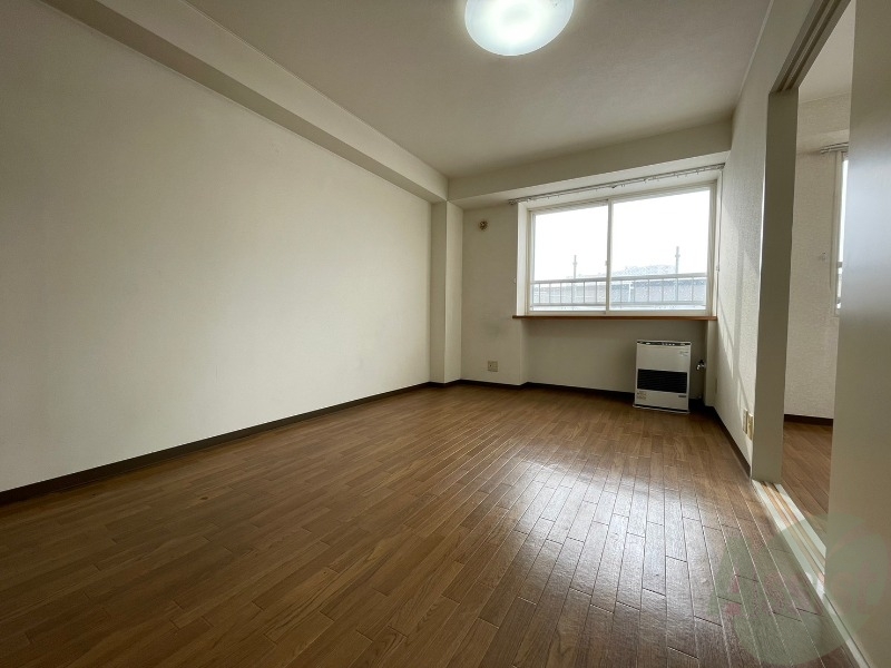 居室・リビング　木目のフローリングは落ち着きのある印象のお部屋になりますね。