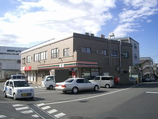 コンビニ　セブンイレブン横浜新石川店（コンビニ）まで557m