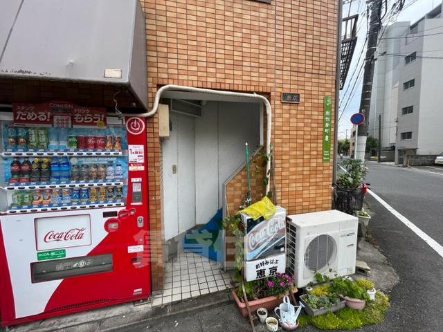 【広島市中区南竹屋町のマンションのエントランス】