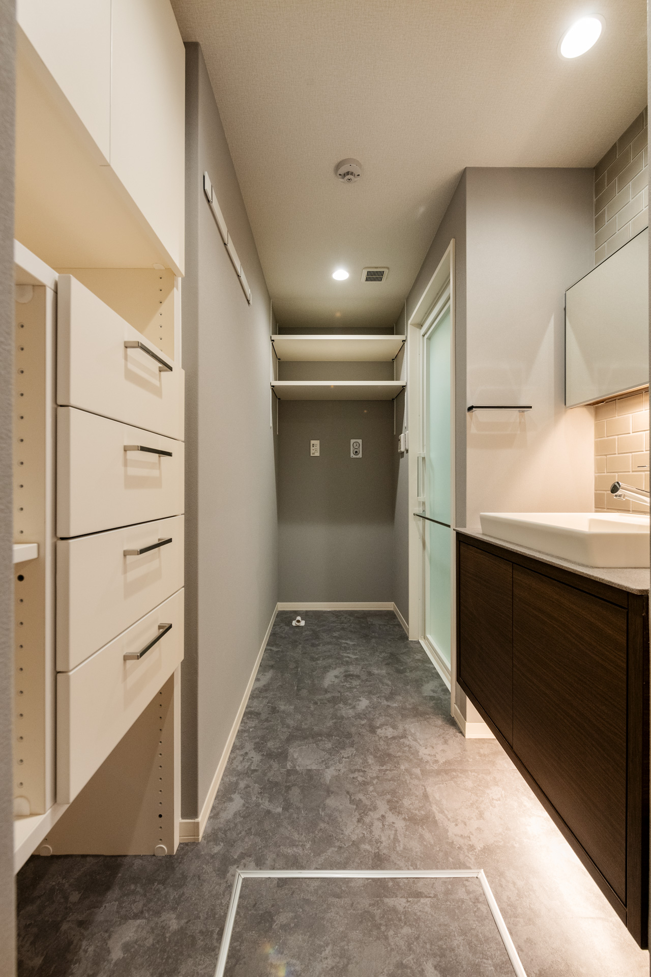 洗面設備　背面には収納もあります！