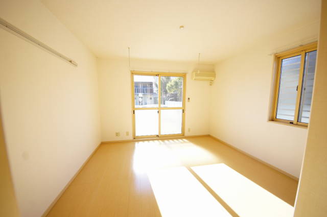 居室・リビング　2面採光で明るいお部屋です。