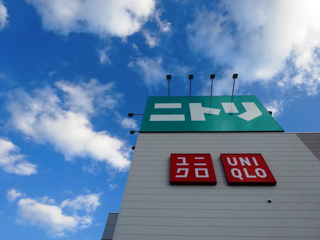 ショッピングセンター　ユニクロ宝塚歌劇場前店（ショッピングセンター）まで541m