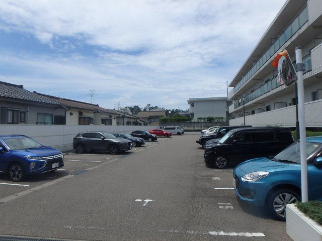 【レガーロ旭町の駐車場】