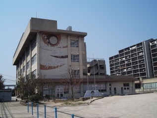 【福岡市東区貝塚団地のマンションの小学校】