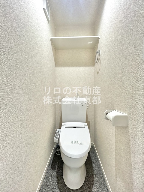 トイレ　白基調で清潔感のあるトイレです♪