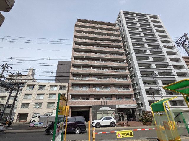 【仙台市青葉区木町通のマンションの建物外観】