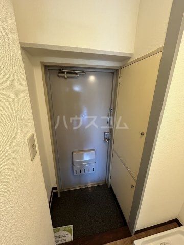 【多摩市連光寺のマンションの玄関】