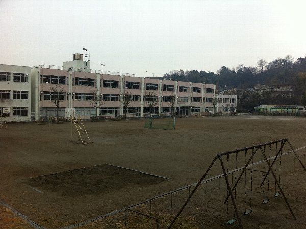 【多摩市連光寺のマンションの小学校】