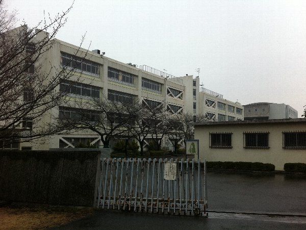 【多摩市連光寺のマンションの中学校】