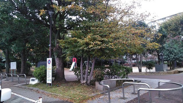 【多摩市連光寺のマンションの公園】