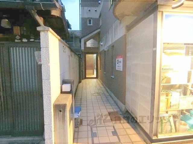 【京都市左京区吉田中阿達町のマンションのエントランス】