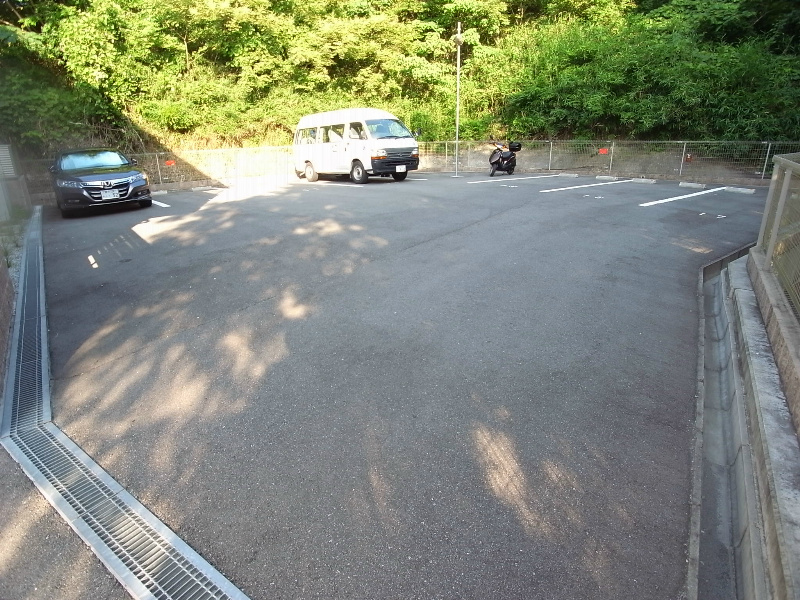 【神戸市北区谷上南町のアパートの駐車場】