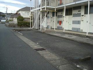 駐車場　駐車場は敷地内2台、敷地外8台分ご用意しております。