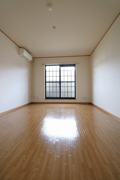 居室・リビング　バルコニー窓からは朝日を取り込めます。