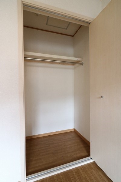 収納　ハンガーポール付きのクローゼットが便利です。