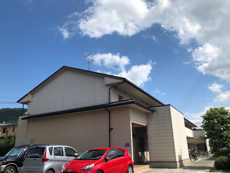 建物外観　静かな住宅街にたたずむかわいらしいアパート。