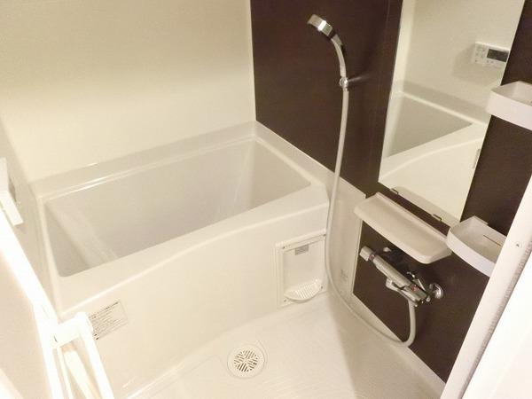 バス・シャワールーム　浴室乾燥機、追い焚き機能付きバス！