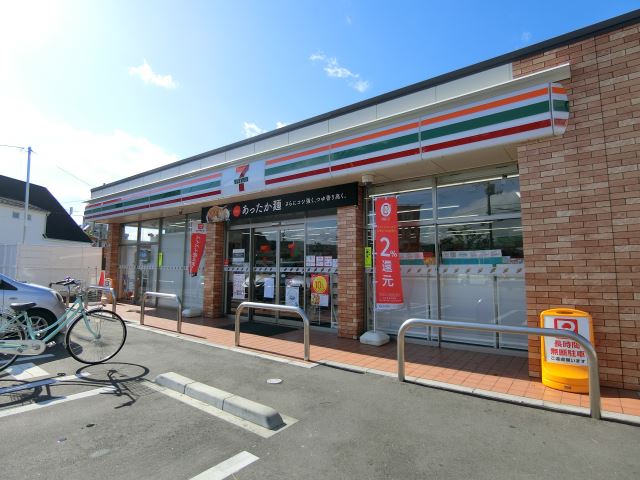 コンビニ　セブンイレブン（コンビニ）まで220m