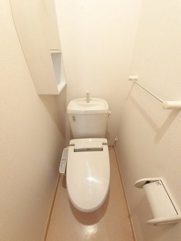 トイレ　落ち着いた色調のトイレです