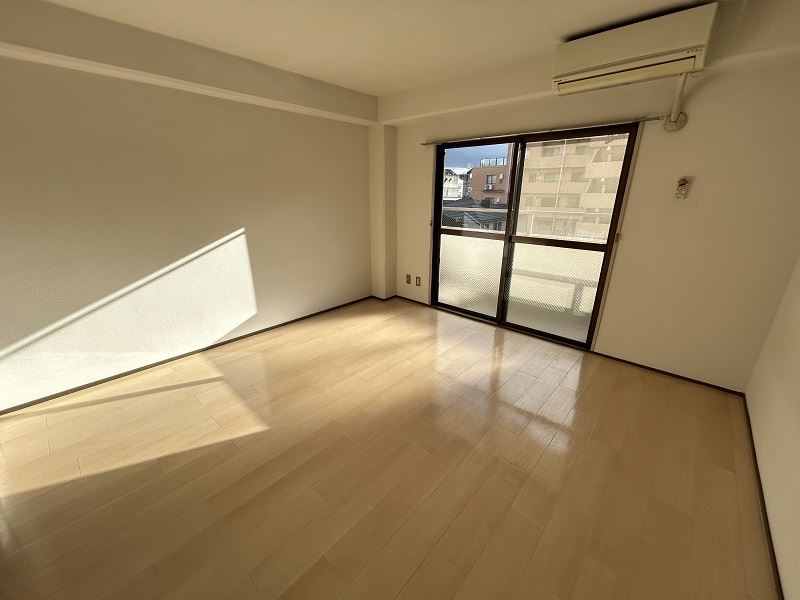 居室・リビング　光の差し込む洋８畳です