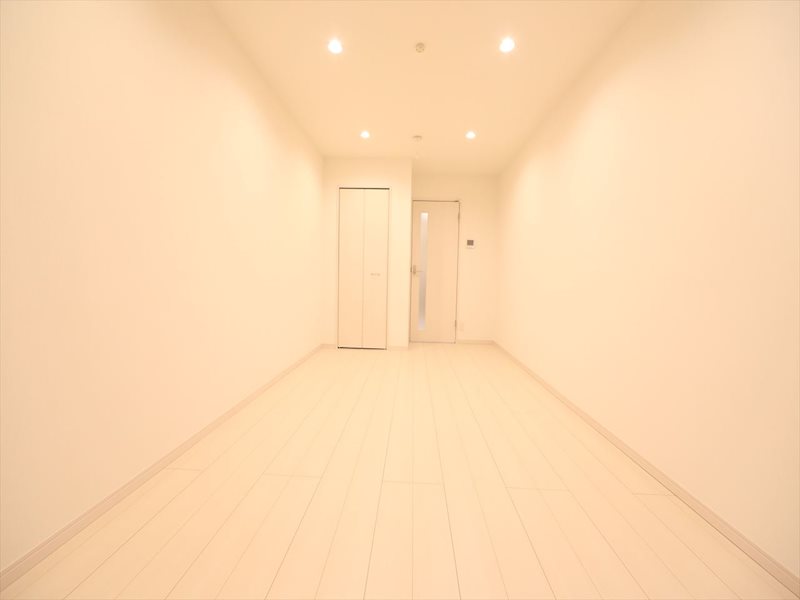 その他　洋室8.4帖　エアコン完備　バルコニーに面しています