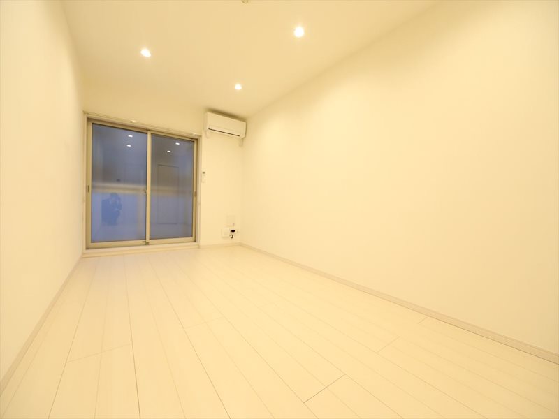 バルコニー　洋室8.4帖　エアコン完備　バルコニーに面しています